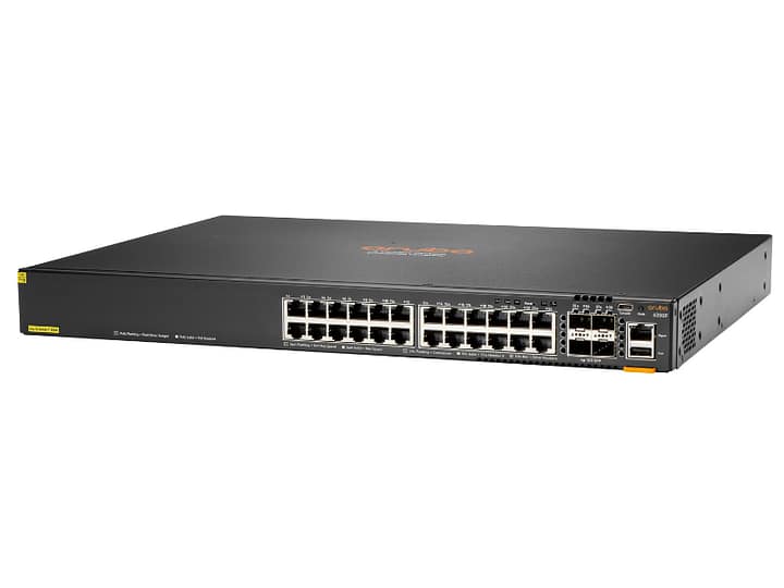 Switch Aruba 6200F 24G 4SFP+ vista frontal Puertos del Aruba 6200F 24G Switch Aruba 6200F instalado en rack Panel trasero del Aruba 6200F con conexiones SFP+